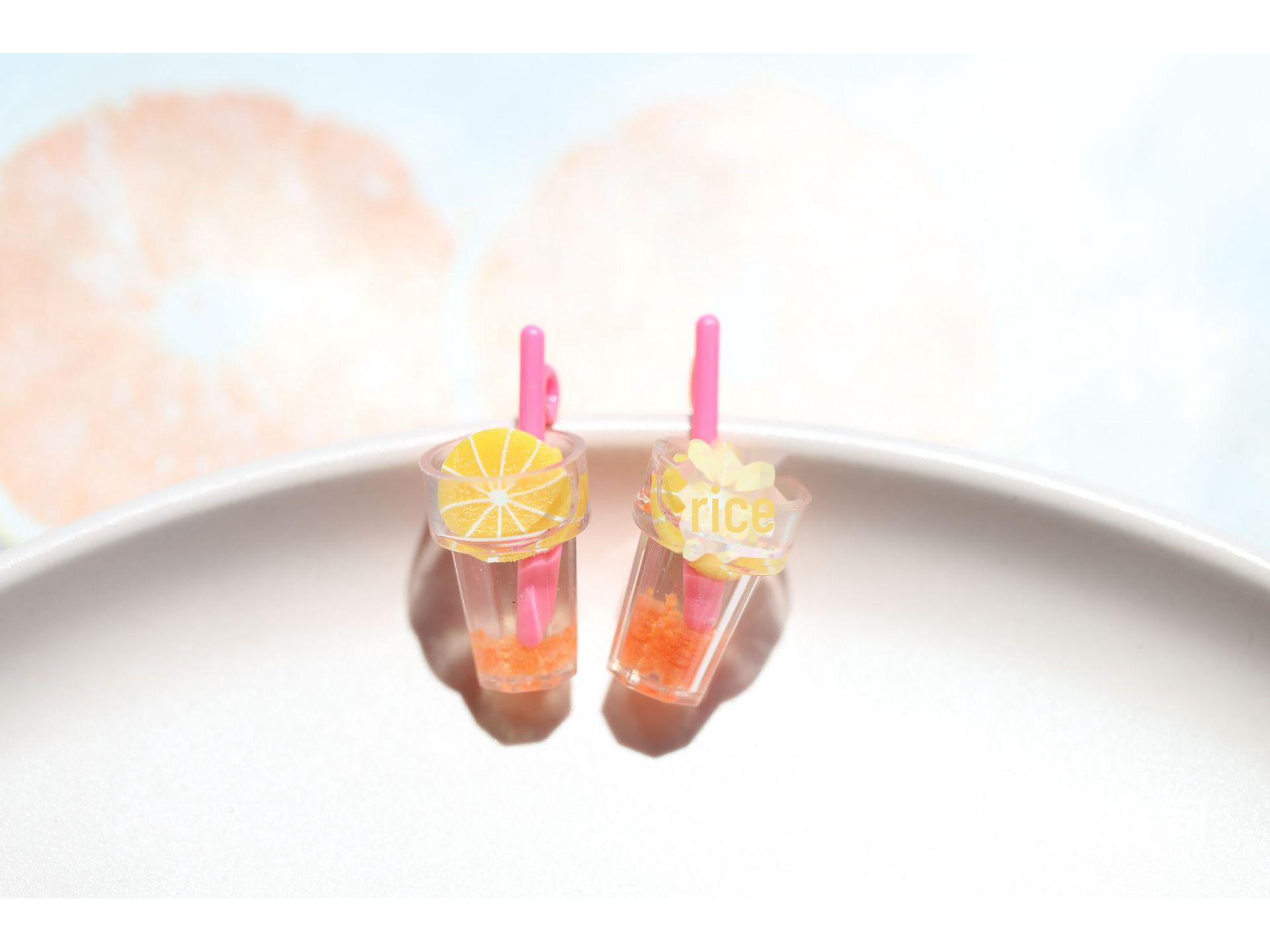 

Светящийся 3D брелок в виде бутылки с напитком в виде кусочка фрукта и серьги-подвески 1.2cm x 2.5cm