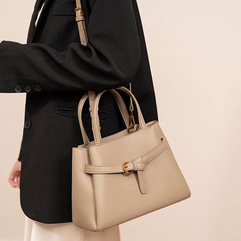 New Handbag with Simple Texture, Fashionable and Versatile for Women. Large Capacity Commuting Shoulder Bag for Women