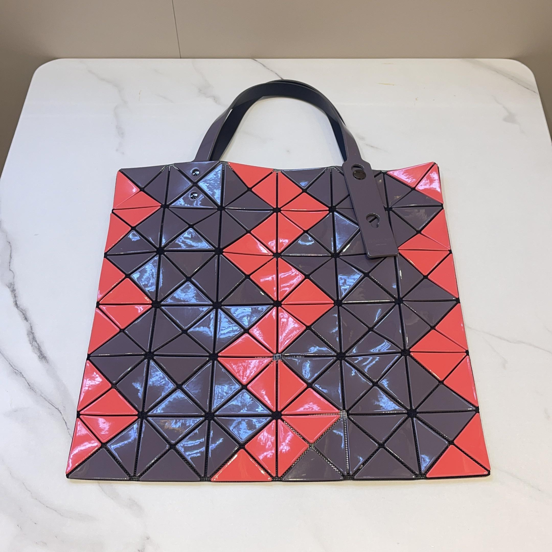 [Pre-Owned] Lucent Gray Special Material Geometric Tote Bag - Excellent #VZYFEL ONE SIZE