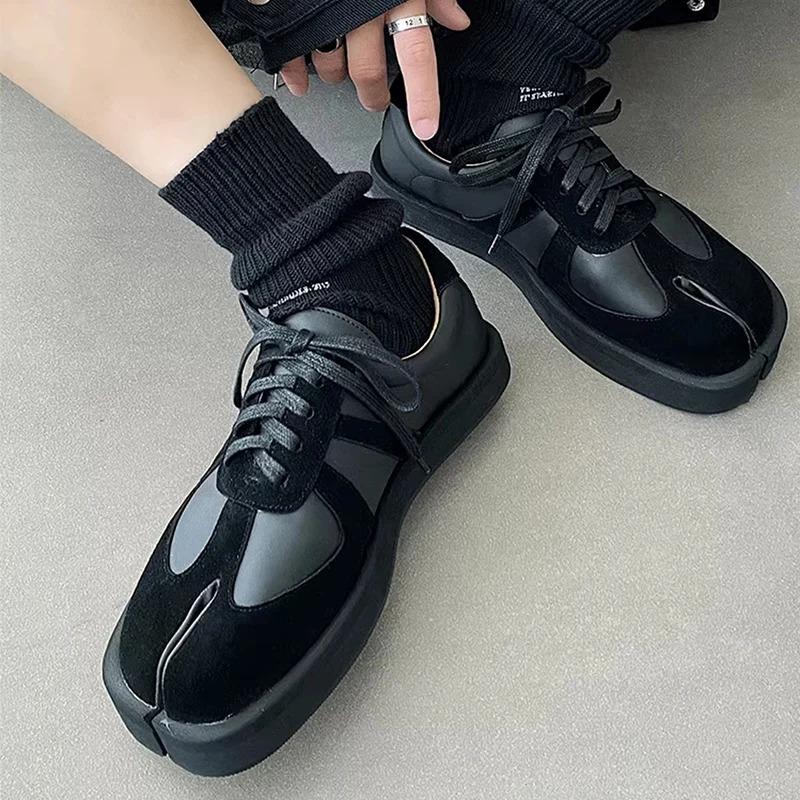 Fashion Tabi Shoes for Men Women Genuine Leather Casual Sports Shoes Lace Up Unisex Suede Low Top Shoes Niche Design Split Toe Senakers