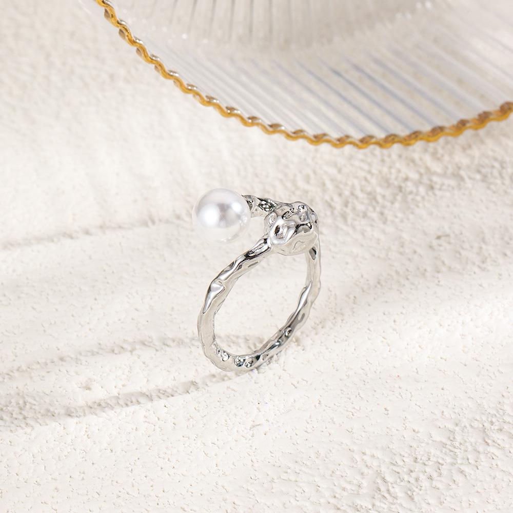 

Покрытое медью кольцо с регулируемым размером в виде змеиной головы и высококачественного искусственного жемчуга 18 карат