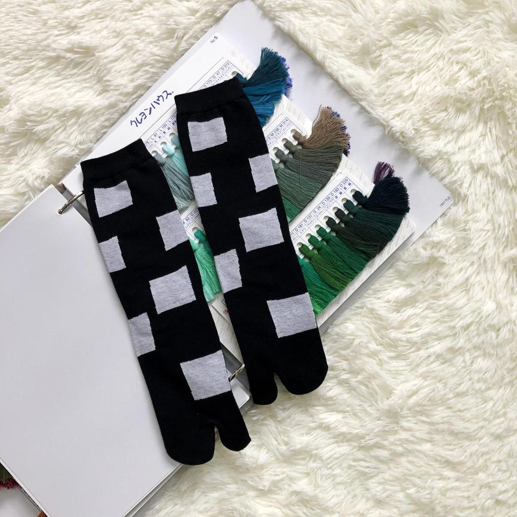 Trendy Japanese Multi-Color Jacquard Floral Tabi Socks - Cute Split-Toe Mid-Calf Design
