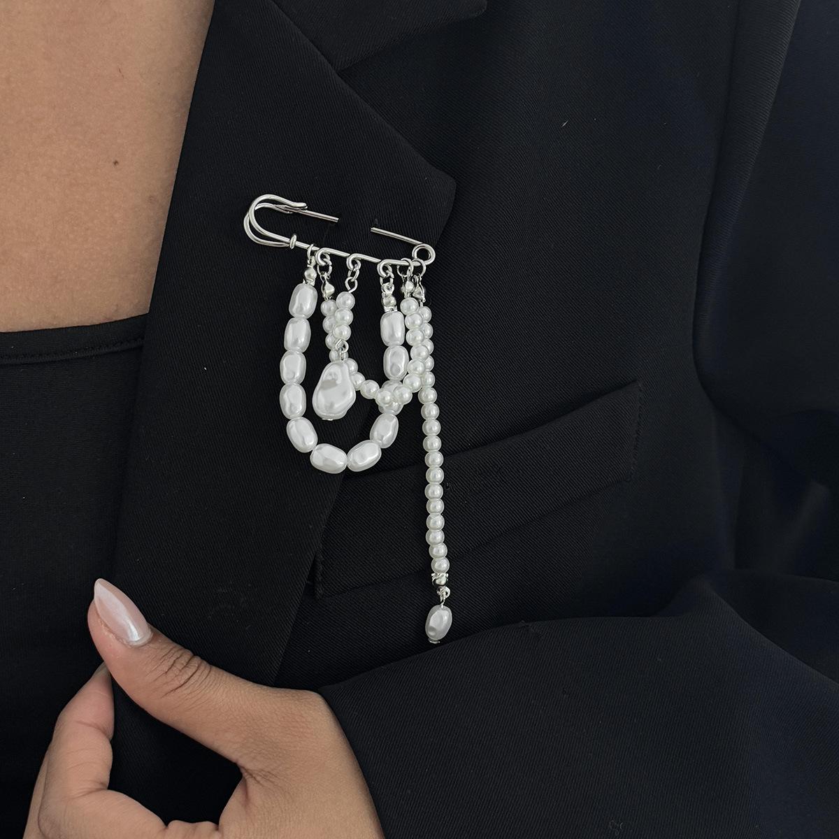 

Hip Hop Trendy Imitation Pearl Tassel Chain Brooches for Men Women Waist-shaping Fixed Pin Accessory Multi-functional Jewelry
