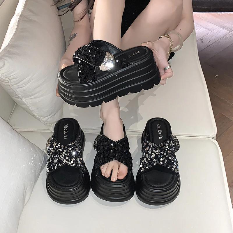 Modne Damskie Klapki na Wysokiej Platformie 8CM Letnie Błyszczące Modne 2025 Nowe Sandały na Podwyższeniu Codzienne Klapki Muffin Obcasy Buty Plażowe