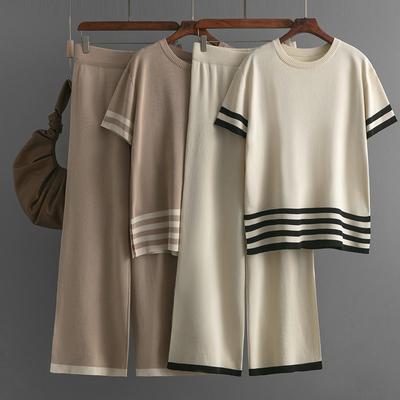 Kontrastierender gestreifter kurzärmeliger Strickpullover mit geteilten Enden + hoch taillierte und schmale Wide-Leg-Hose und Hosen modisches und lässiges zweiteiliges Set