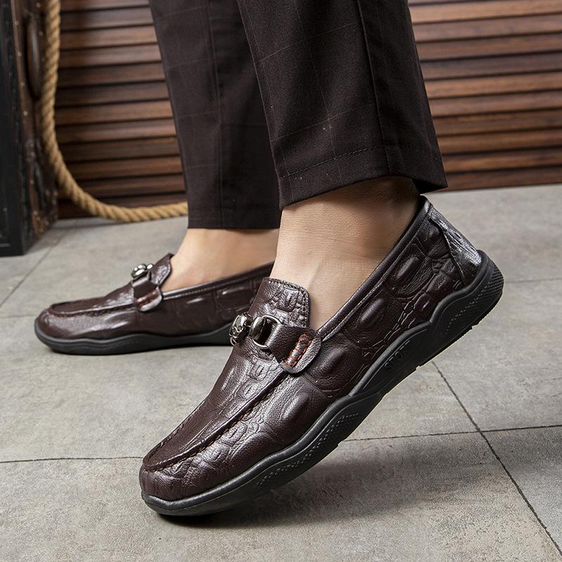 In spring and summer, when young people with crocodile pattern pedal and foot cover, trendy men's shoes, casual shoes and men's leather shoes