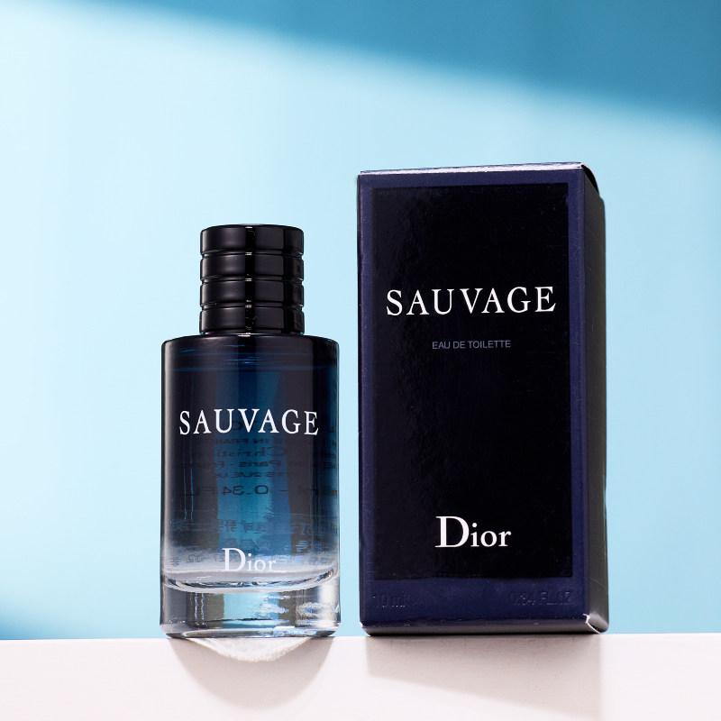 Dior Sauvage Eau de Toilette 10ml - A fresh and sophisticated woody scent suitable for men.