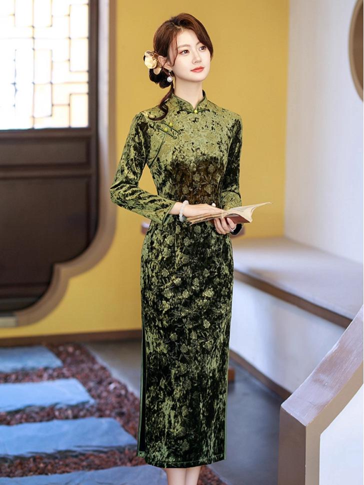 Green Plus Velvet Diamond Jacquard Cheongsam: Elegant, Retro, Mid-length Dress In New Chinese National Style for Middle-aged Women.