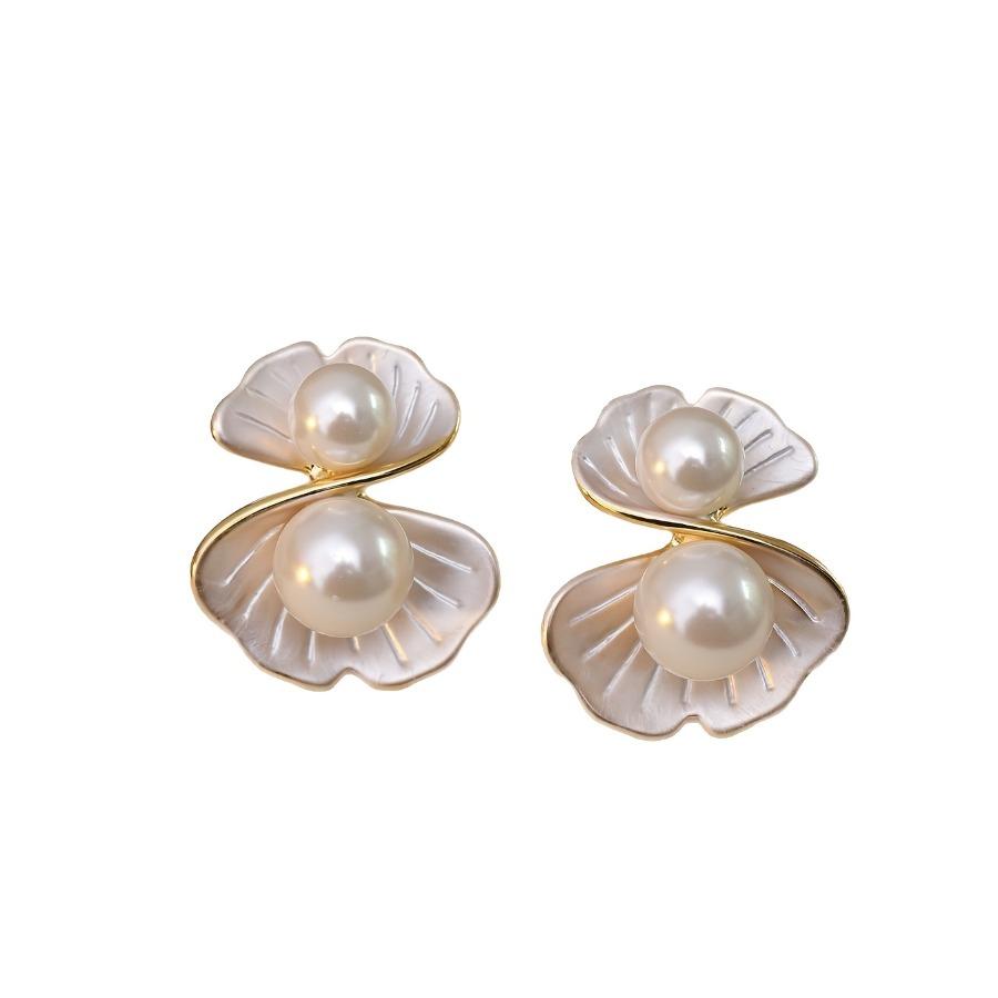 New Fresh And Sweet Shell Pearl Stud Earrings, Small And Exquisite with a Creative Design, Perfect for a Beach Vacation And Versatile for Any Outfit