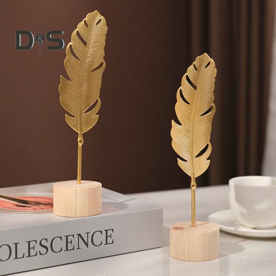Goldene Ginkgoblatt-Dekoration mit Holzsockel, Metallfederblätter, Schneeflockenfigur, Statue, Skulptur, Home-Office, Wohnzimmer, Schreibtisch-Ornament