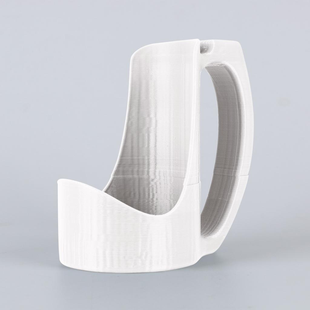 Plechovky, kelímky na vodu a stojany na madla vytištěné na 3D tiskárně pro každodenní použití