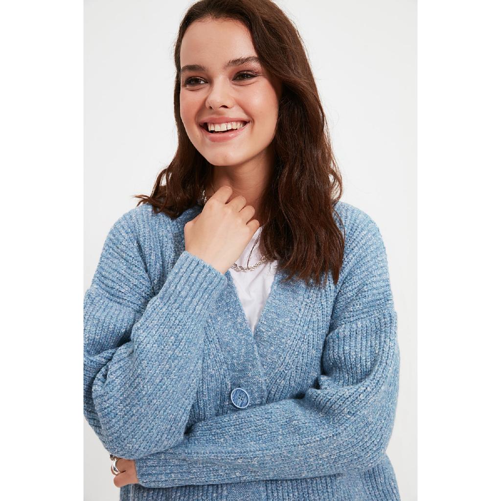 Beige gestrickte Strickjacke mit V-Ausschnitt und Knöpfen Tctaw22hi0397