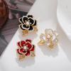 Broche Flor Camélia Esmalte Branco da Moda Para Mulheres Elegante Contas de Pérola de Imitação Borla Alfinetes de Lapela Insígnia de Planta Joias