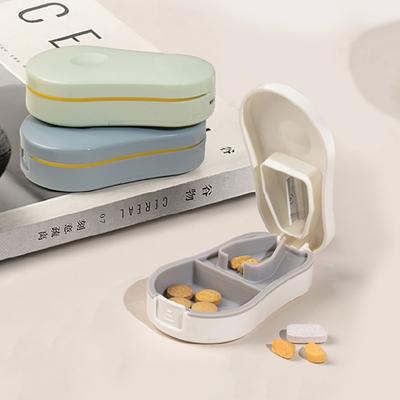 Pillenteiler mit unsichtbarer Aufbewahrungsbox, tragbarer 2-in-1-Mini-Medikamententabletten-Medizin-Staubschutzteiler-Organizer-Zerkleinerer-Pillenbox