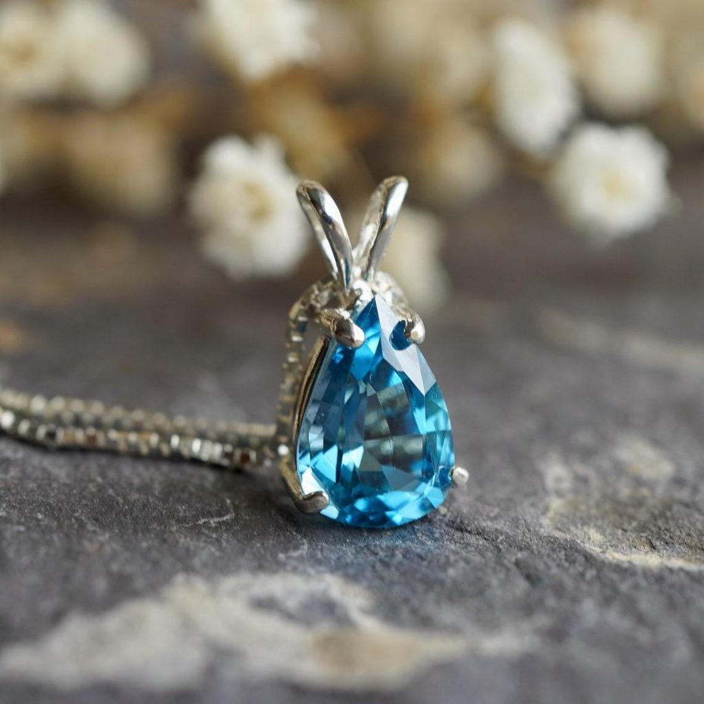 Halskette mit Anhänger aus 925er Sterlingsilber mit London-Blautopas in Tropfenform, in Geschenkverpackung