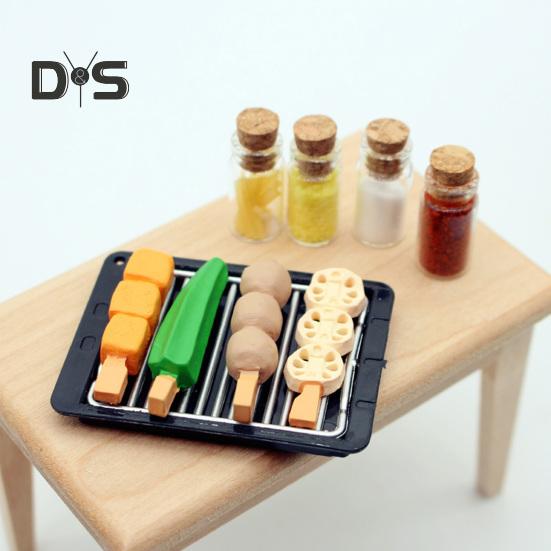Mini Zestaw Szaszłykowy do Grilla Miniaturowe Jedzenie Akcesoria do BBQ Żywica Mini Grillowana Kiełbasa Taca do Grilla Butelki na Przyprawy dla 1:Dom i lalki w skali 1/12