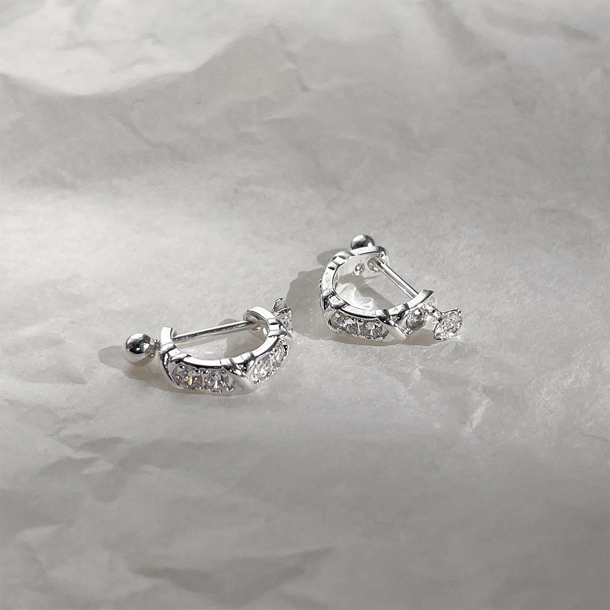 

Корейская версия простых серебряных пусет с цирконом, женские, легкая роскошь, нишевые, высококлассные, ins, гвоздики для пирсинга хряща уха, винтовые, серьги с застежкой-клипсой, новые 925 Silver Needle