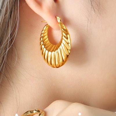 Boucles d'oreilles de luxe et haut de gamme avec boucles d'oreilles irrégulières creuses géométriques en forme de U en acier titane boucles d'oreilles à flux