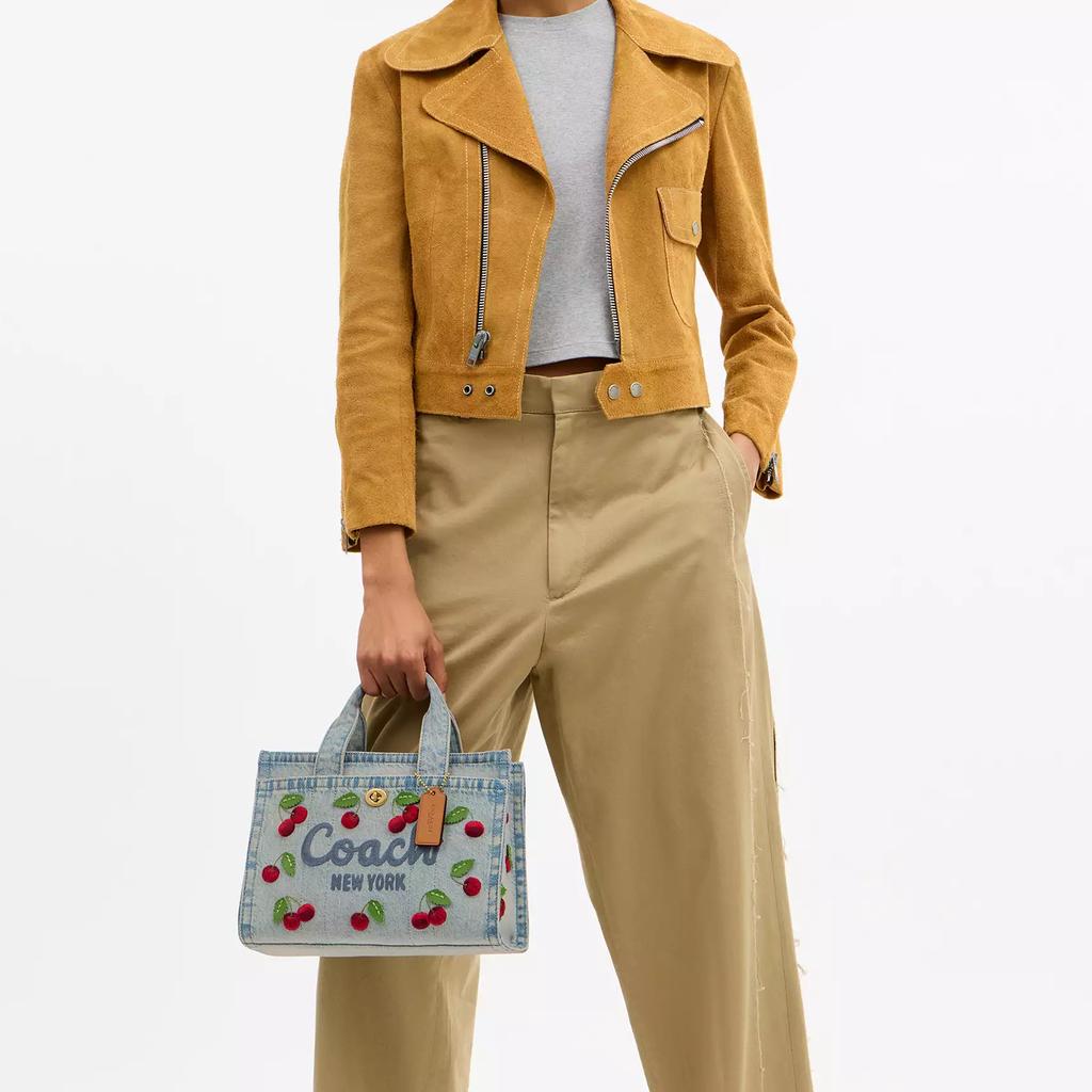 Coach Torba Utility Cargo 26 z haftem wiśniowym, dżinsowa ze skórą Vachetta, średnia, damska, tote bags CDZ31-B4EI