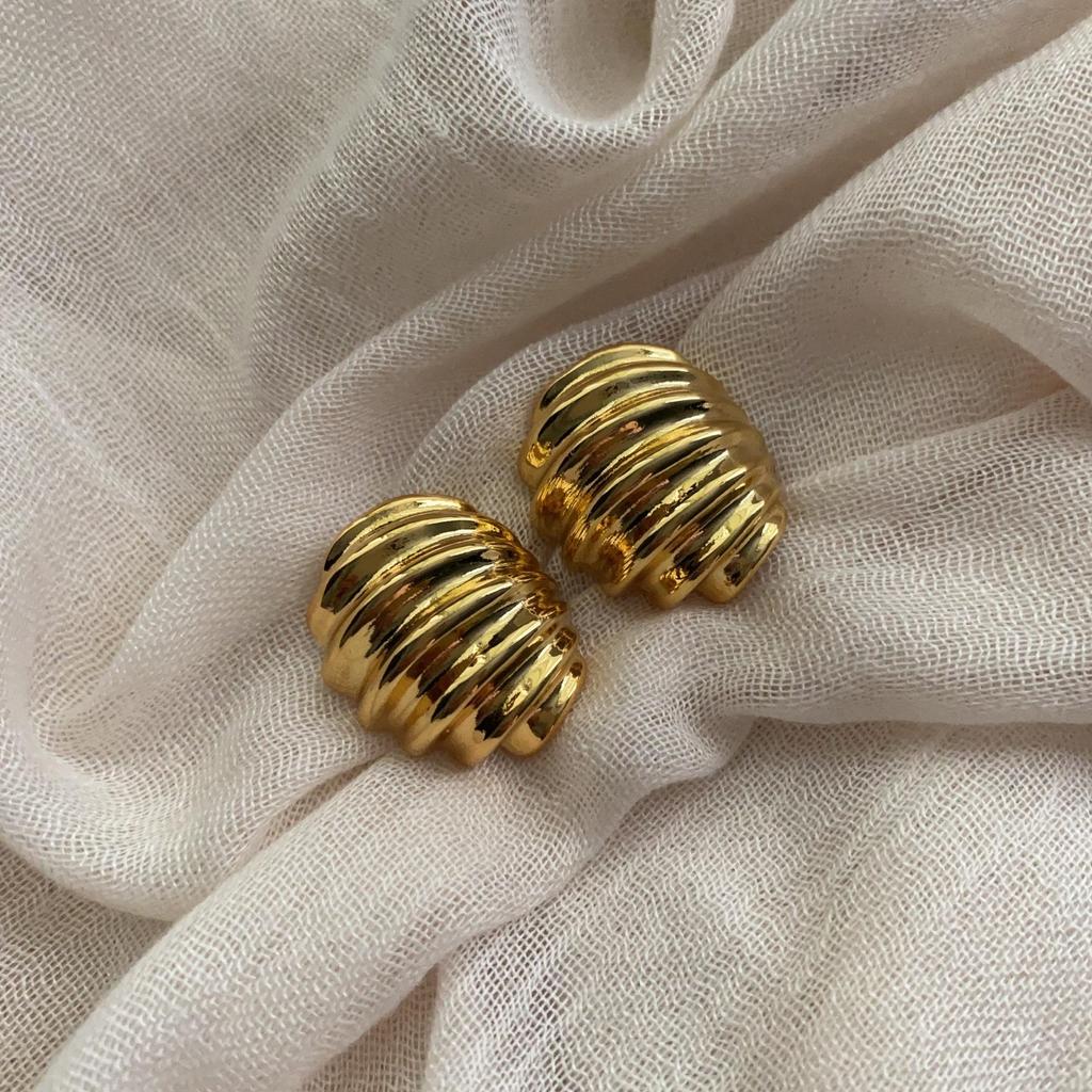 Niche Design Twisted Pleated Croissant Earrings Exaggerated Stud Earrings Personalized Earrings Light Luxury High-End Unique Earrings