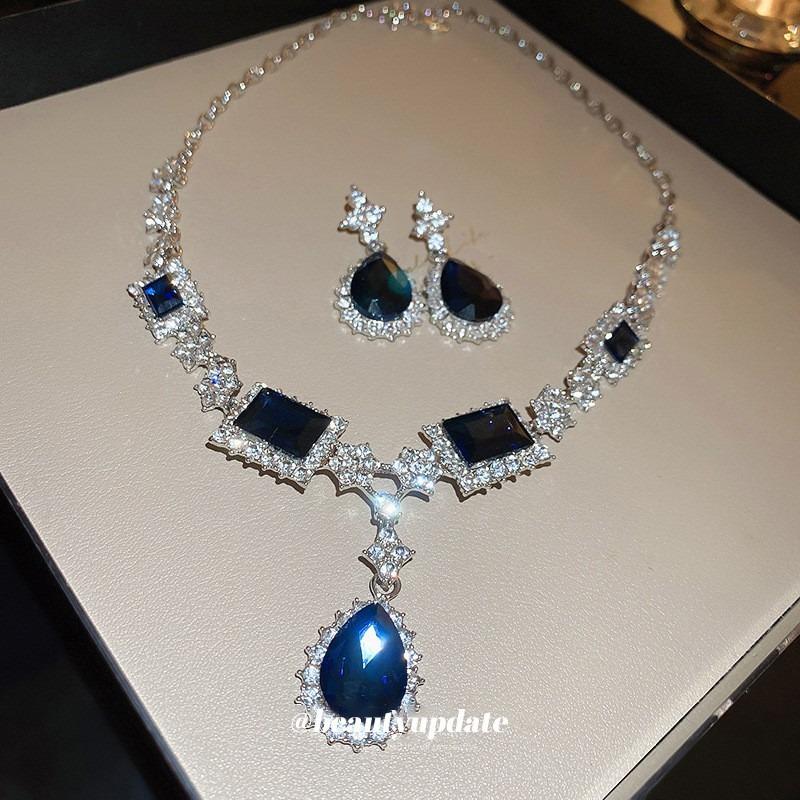 Quadratisches Ohrstecker- und Halsketten-Set mit Diamanten - ein schickes, luxuriöses und hochwertiges zweiteiliges Set mit exquisiter Eleganz