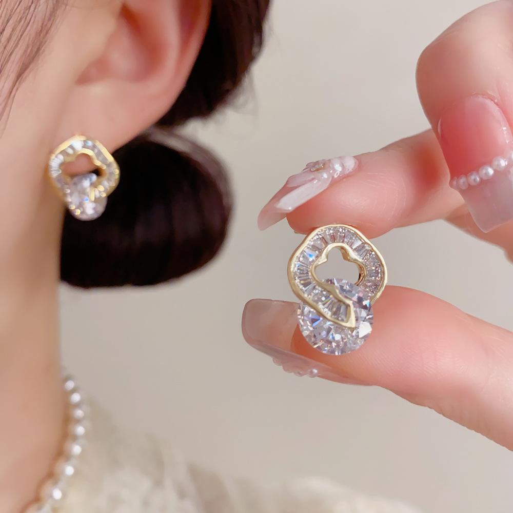 Minimalist Niche Fashion Hollow Flower Earrings 1 pair золотой