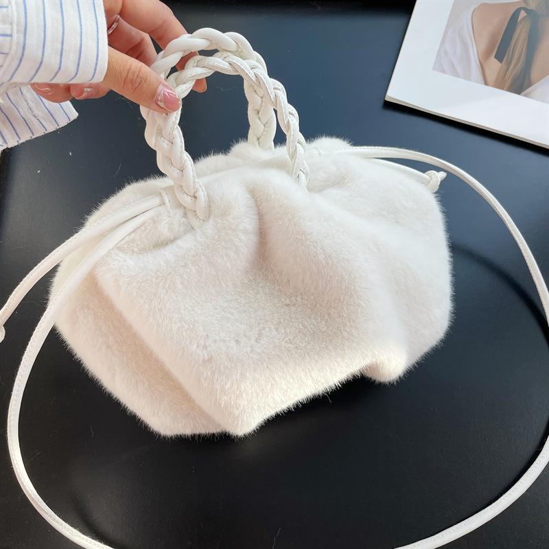 

Новая зимняя дизайнерская сумка через плечо из ткани с ручкой и мягким теплым искусственным мехом для женщин