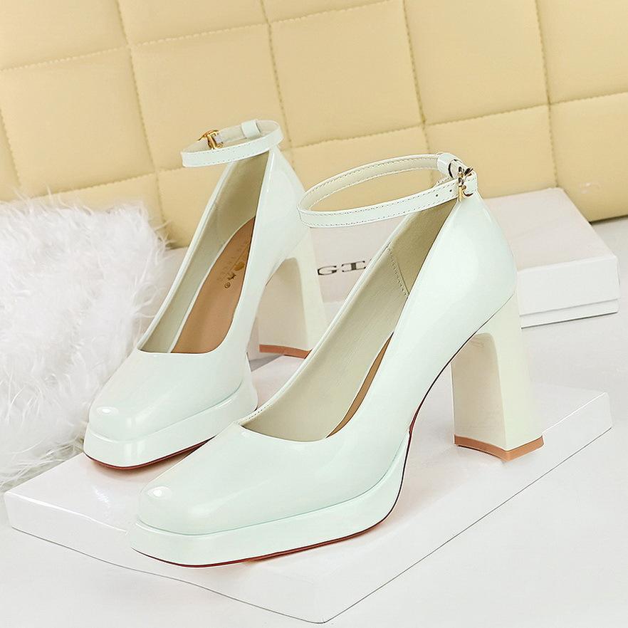 

K простые толстые каблуки очень высокие каблуки водонепроницаемые стол лакированная кожа квадратная голова одно слово ремень одиночные туфли высокие каблуки 40