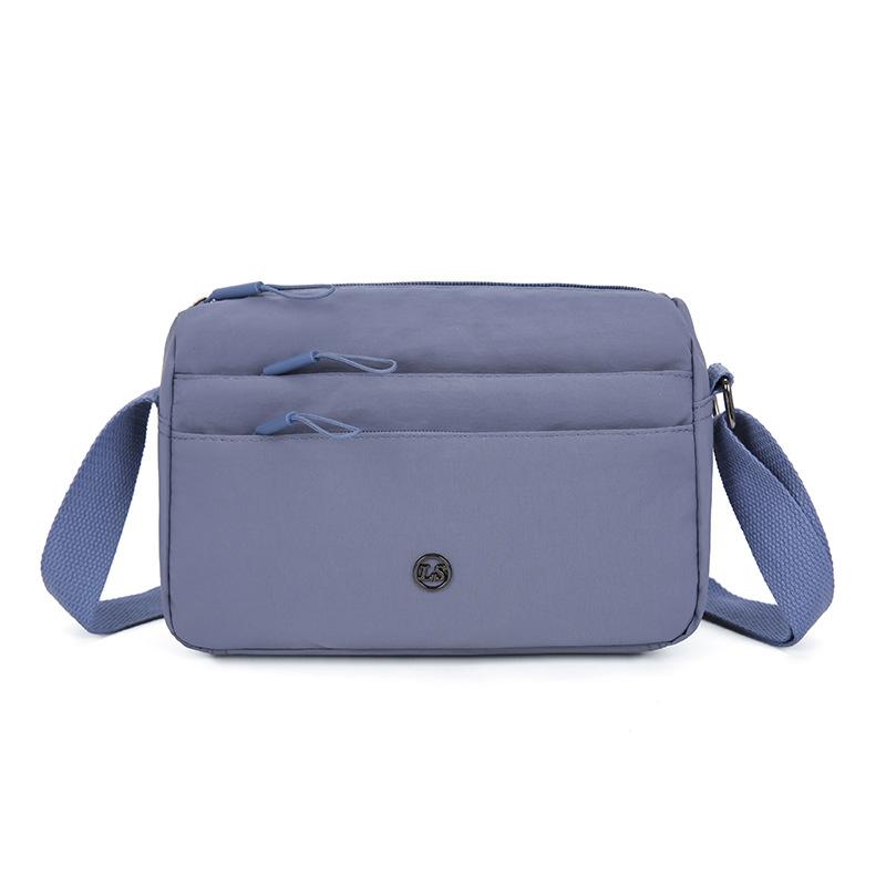 Un Sac Bandoulière Monépaule pour Femme Associé à un Petit Sac Carré Léger