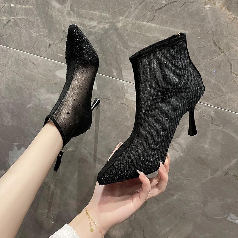 

Модные босоножки женские 2024 летние черные темпераментные с острым носком полые дышащие модные шпильки на высоком каблуке сетчатые короткие сапоги весна 40 чёрный