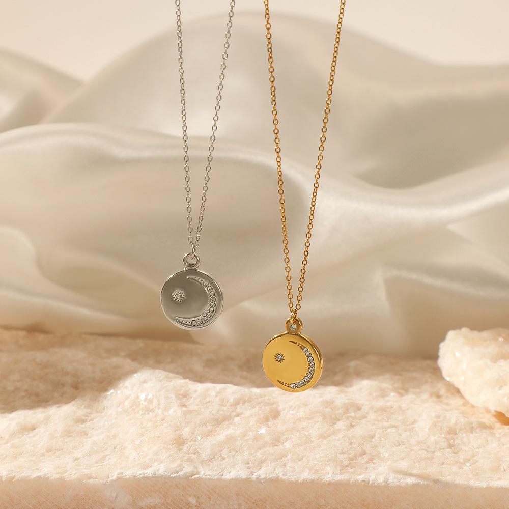 European and American fashion 11K gold round smiley face with diamonds titanium steel necklace INS wind niche versatile stainless steel necklace women