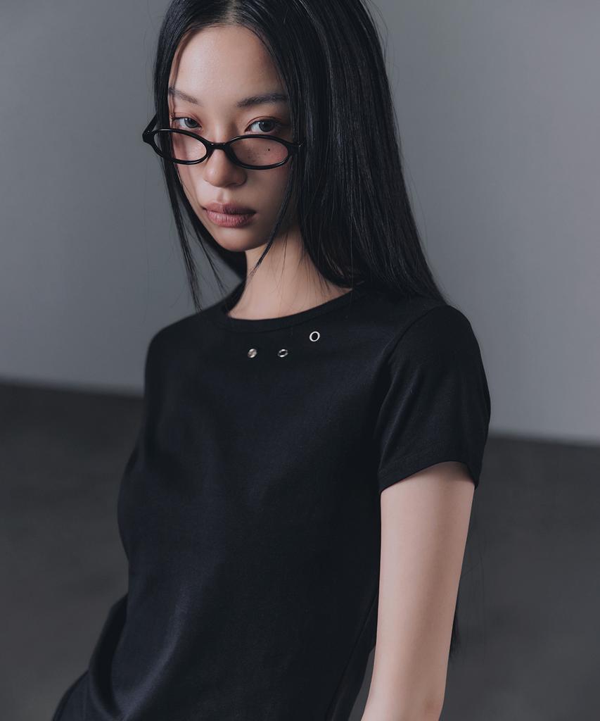Geulouhaideu Z'Al Eyelet Strap Slit Short Sleeve T-Shirt_Black