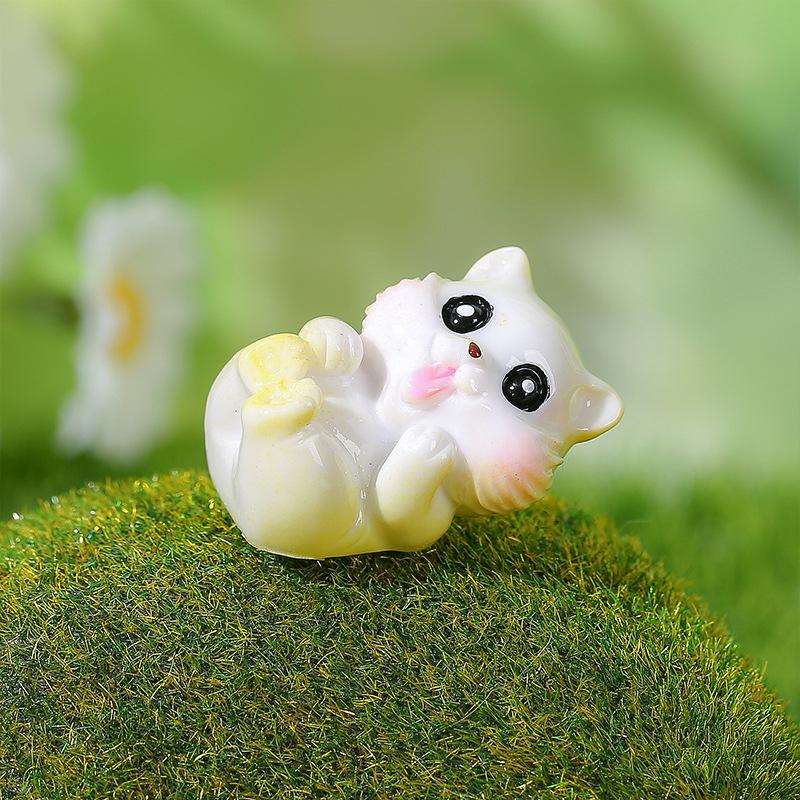 Cartoon Squirrel Resin Ornament: Cute Mini Animal Decoration for DIY Micro-Landscapes