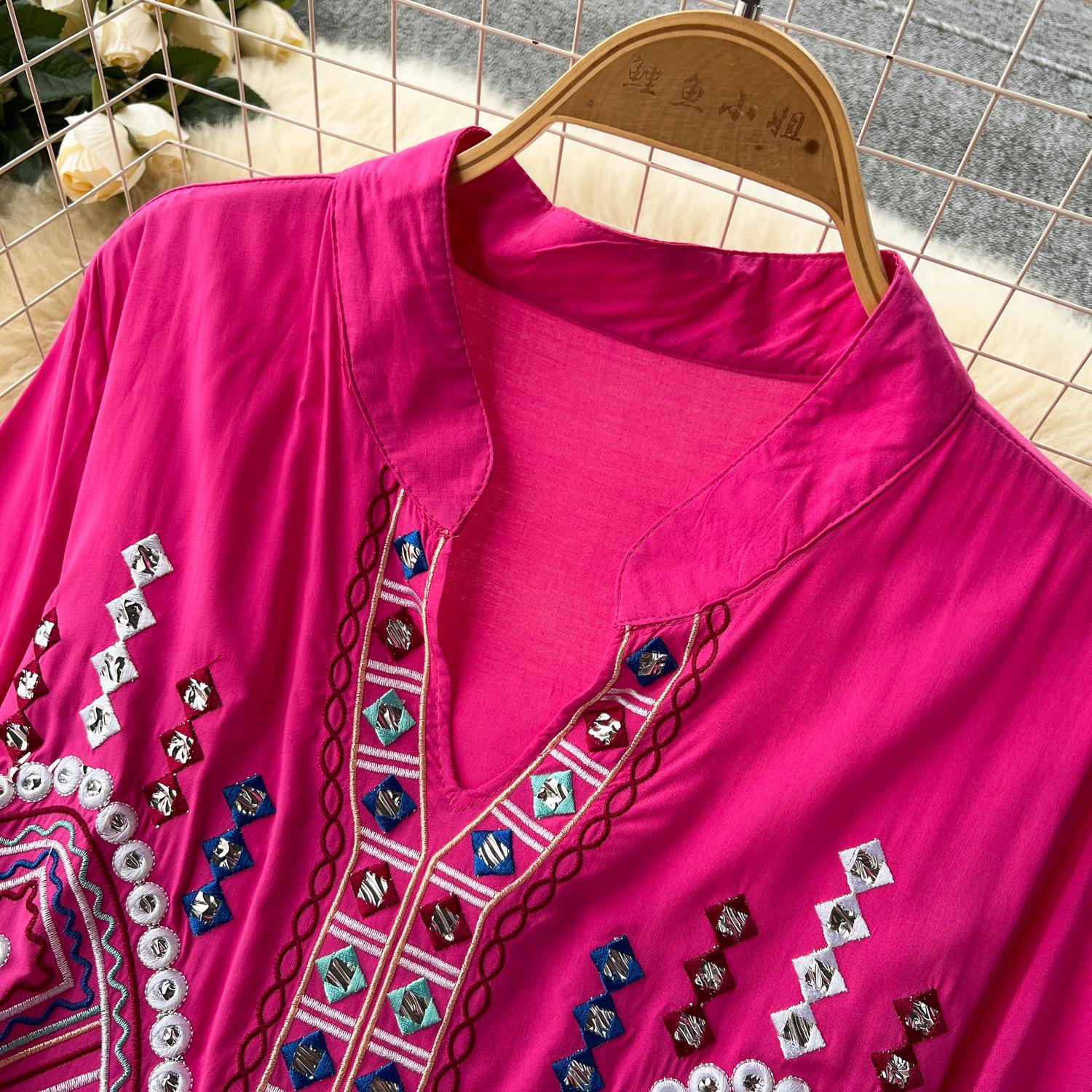 Свободные праздничные платья в этническом стиле с цветочной вышивкой — фото 11