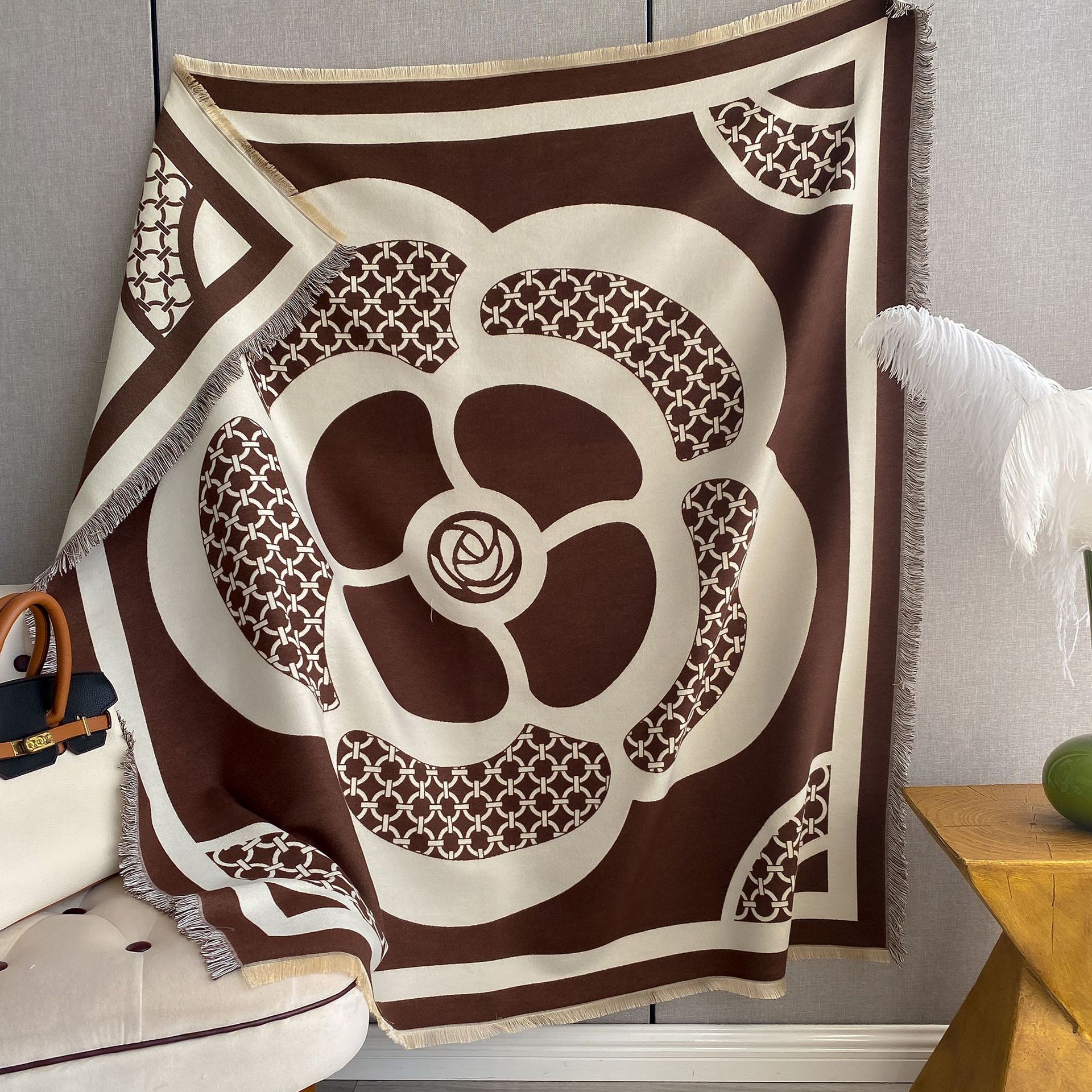 

Шарф Камелия Женский Стиль Имитация Кашемира Квадратный Шарф Утолщенный Теплая Шаль Накидка для Помещения с Кондиционером 130*130cm коричневый