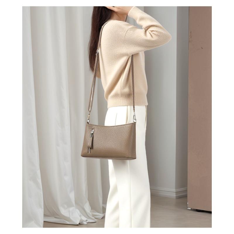 A Sleek and Fashionable Women's Messenger Bag, A Stylish Cross-body Bag, Featuring Multiple Compartments, Ideal for Daily Use, Shopping, and Commuting