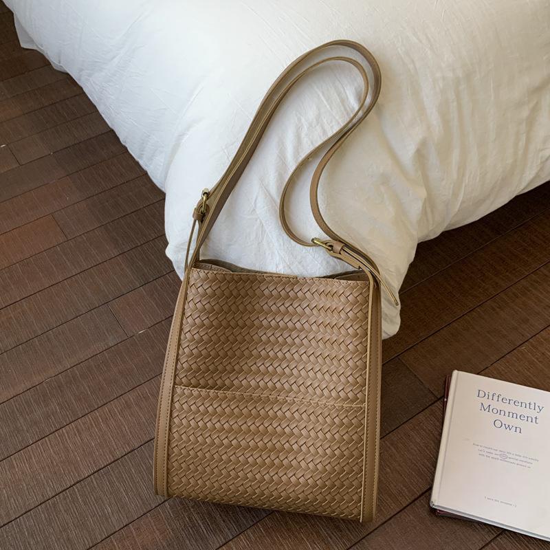 

Retro woven bag 2025 new foreign style tote bag high value casual large capacity underarm bun mother shoulder bag