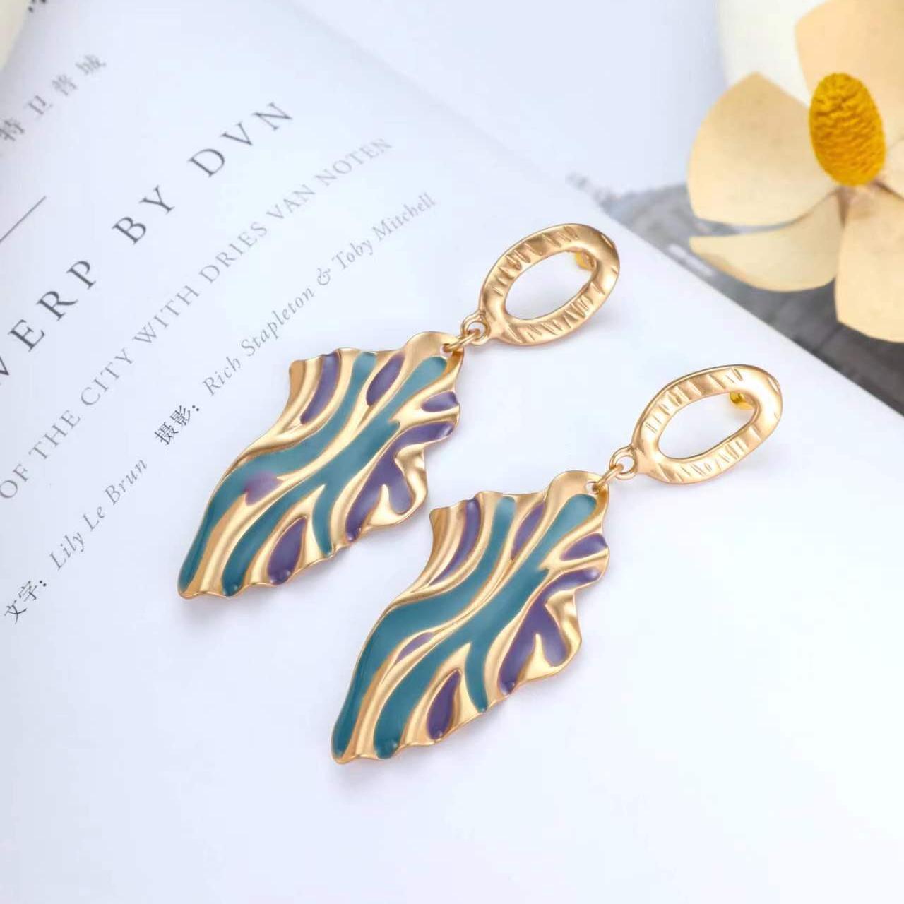 

Модные французские длинные серьги маслом с ощущением высокого класса и нестандартности