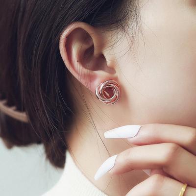Geometrische Ohrringe aus Metall mit hohlen Blumen: Hong Kong Cold Style Mode
