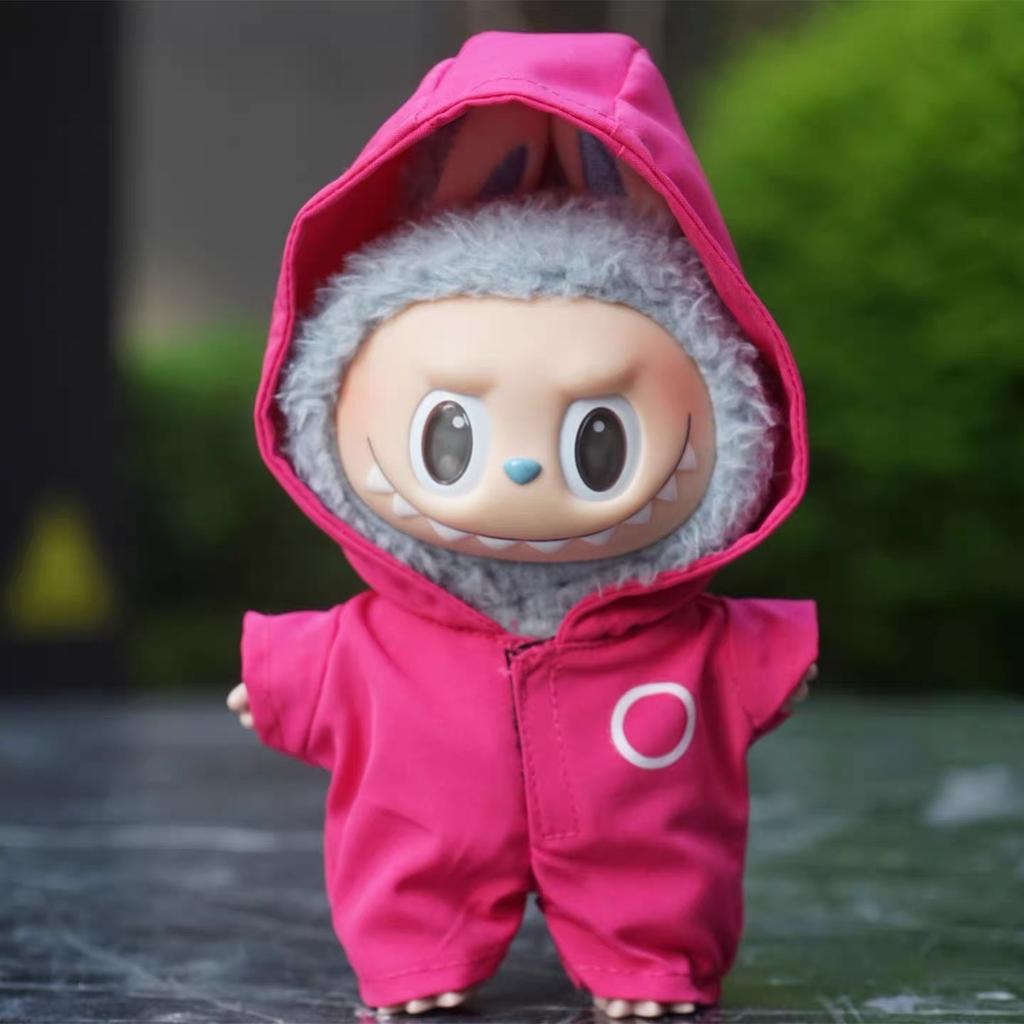 Labubu Kleidung Sportbekleidungs-Set, erhältlich in den Farben Grün und Pink, mit verschiedenen Nummern und Mustern für den pinken Jumpsuit