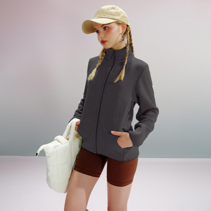 Katta o'lchamdagi kuz-qish ayollar baxmal va qalinlashtirilgan iliq fermuarli bir rangli palto moda erkin to'lqin kundalik qutbli jun sport jaketi