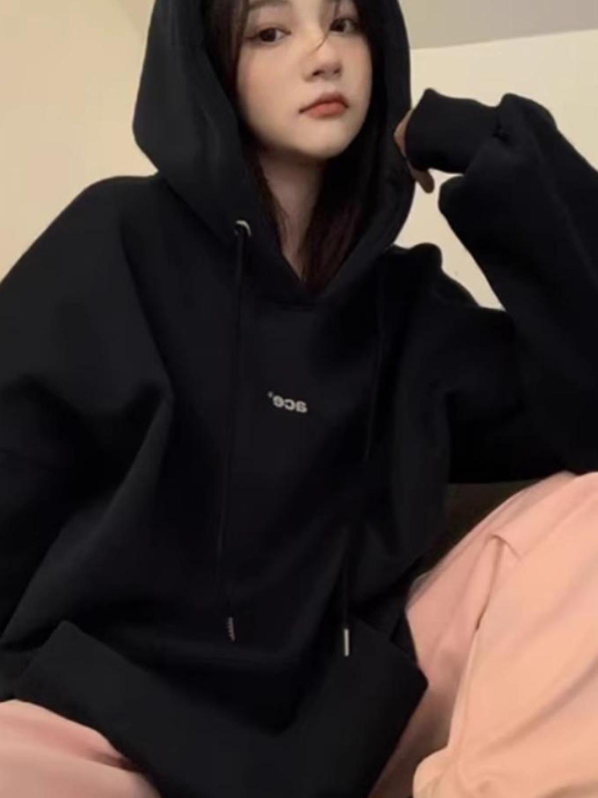 

Женский свитер с капюшоном серого цвета с цветочным принтом больших размеров - свободный крой на осень/зиму с бархатной подкладкой M (85-105 jin)