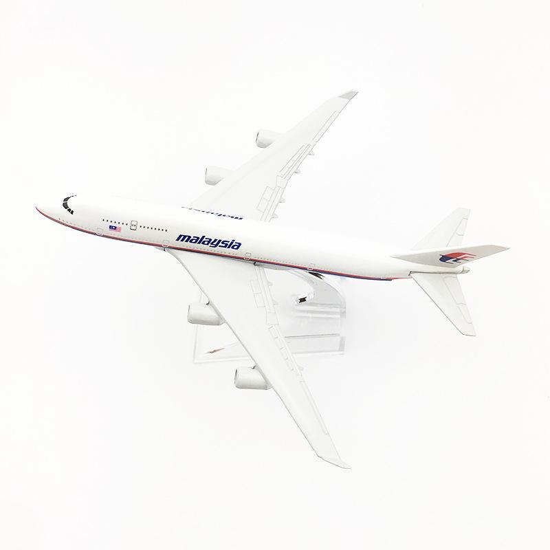 Model Plane 16CM 1:400 Scale 747 Alloy Metal Aircraft Model Malaysia airlines B747 With Aircraft Stand Collectible Gift Display