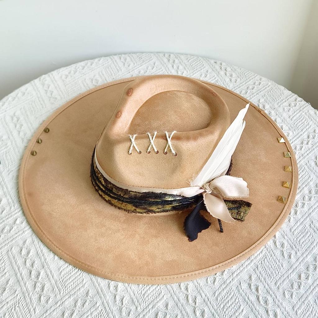 Kaffee-Breitkrempen-Jazzhut für Männer und Frauen, Retro-Mode, mit Nieten und Federn verzierter Fedora, Panama-Strohhut, neuer Stil