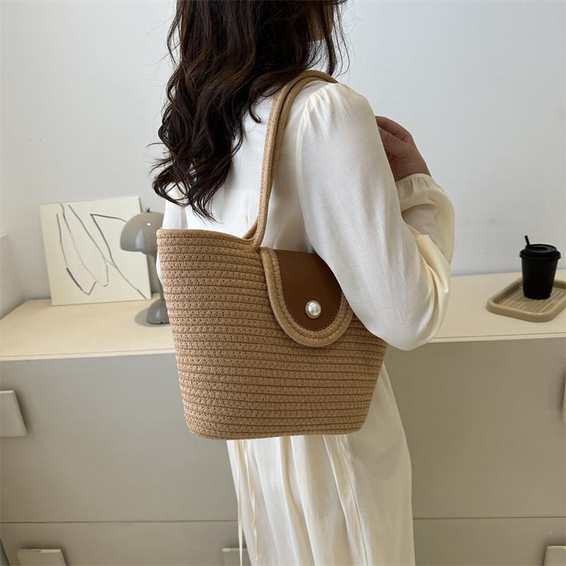 Chic Casual Tote Bag For Women In Trendy Off-white And Khaki Colors With Stylish Design