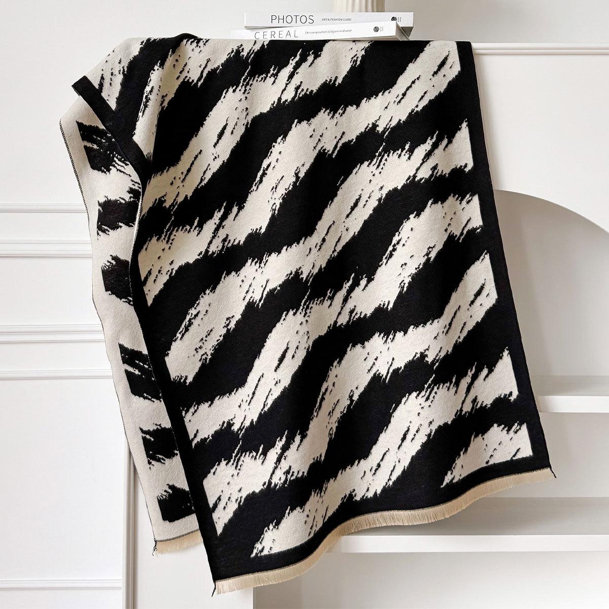 

Осень и зима Имитация кашемира Теплая декорация Шаль для кондиционера Цветочный жаккардовый шарф Женский короткий шарф с бахромой 185*65 чёрный