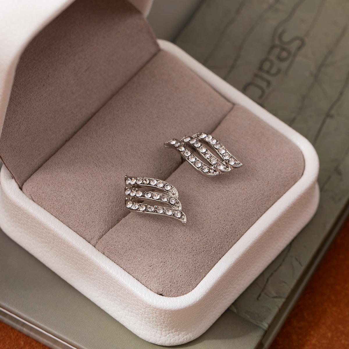 Luxury High-End Wings Inlaid With Diamond Stud Earrings Temperament Fashion Ol Hollow Design Personalized Earrings Women