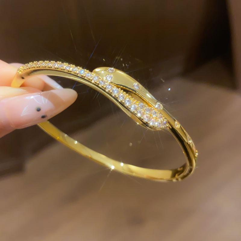 Trendy Geometric Clasp Bracelet with Japanese and Korean Cubic Zirconia - Retro Cool Style, Light Luxury Hand Chain Jewelry.