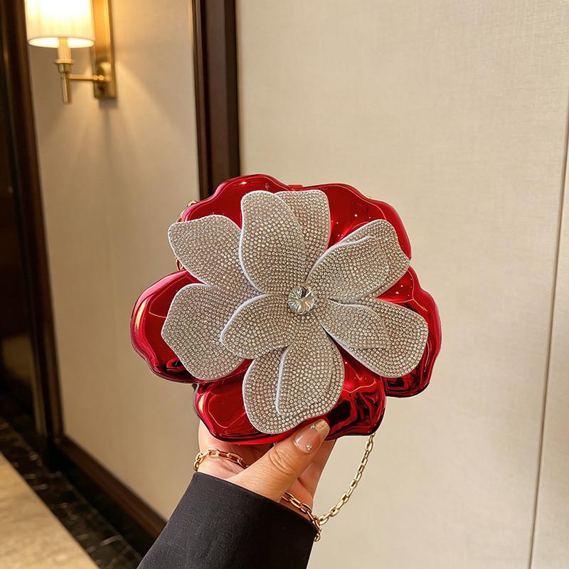 Borsa da sera a pochette con fiore in acrilico per donna con manico a catena e chiusura a lucchetto