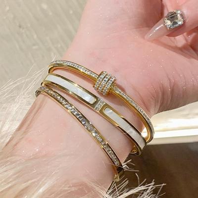 1PZ Bracciale Placcato Oro Acciaio Titanio Acciaio Inossidabile Intarsiato Zircone, Stile Classico E Semplice, Adatto Per L'Uso Quotidiano Femminile